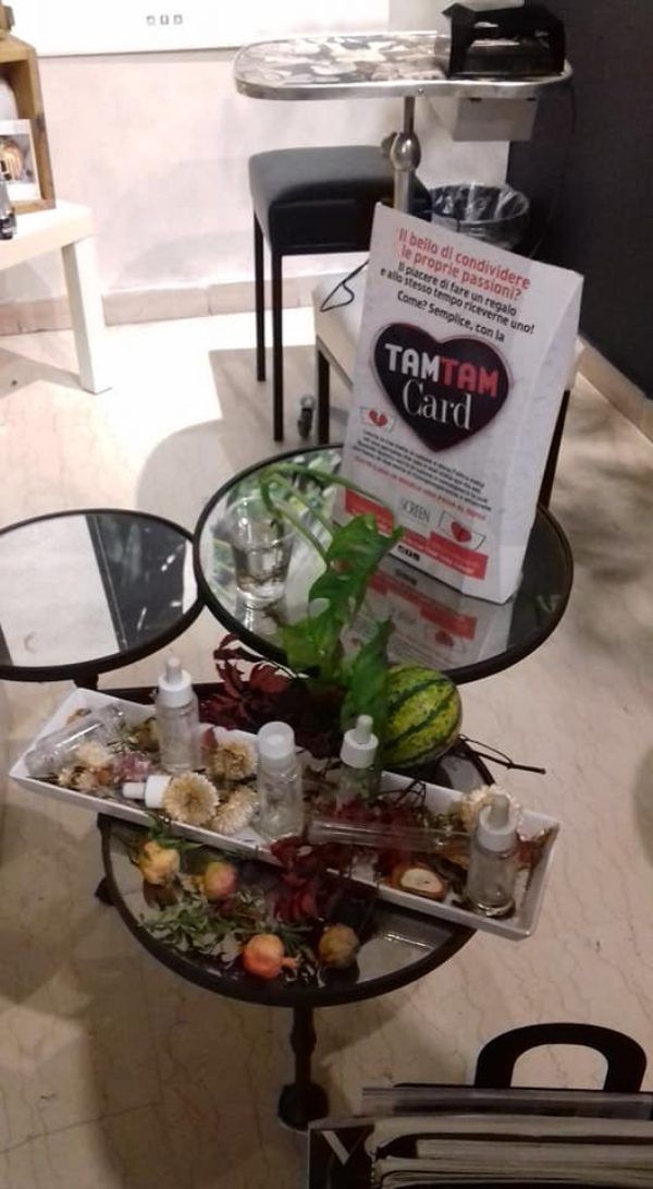 tavolini con complementi d'arredo in un salone di parrucchieri