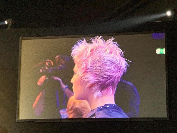 ragazza con capelli rosa a un evento