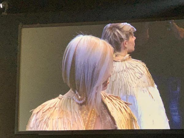 ragazza con capelli lisci e taglio corto a un evento