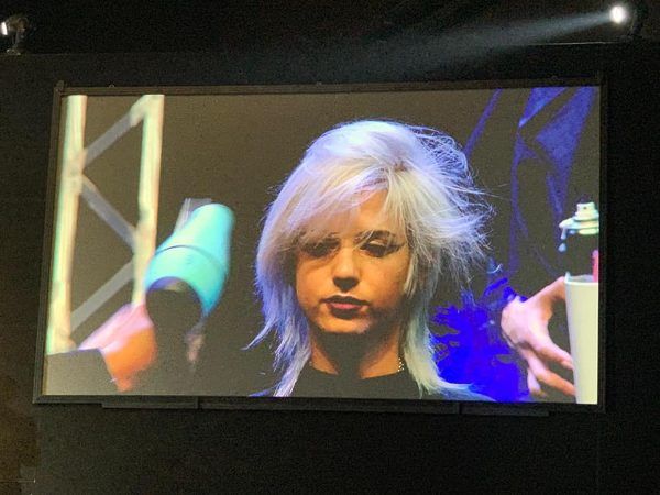 ragazza con capelli bianchi lisci a un evento