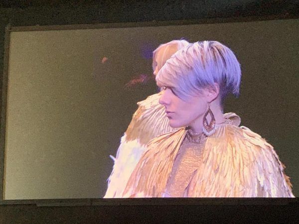 ragazza con i capelli corti biondi durante un evento