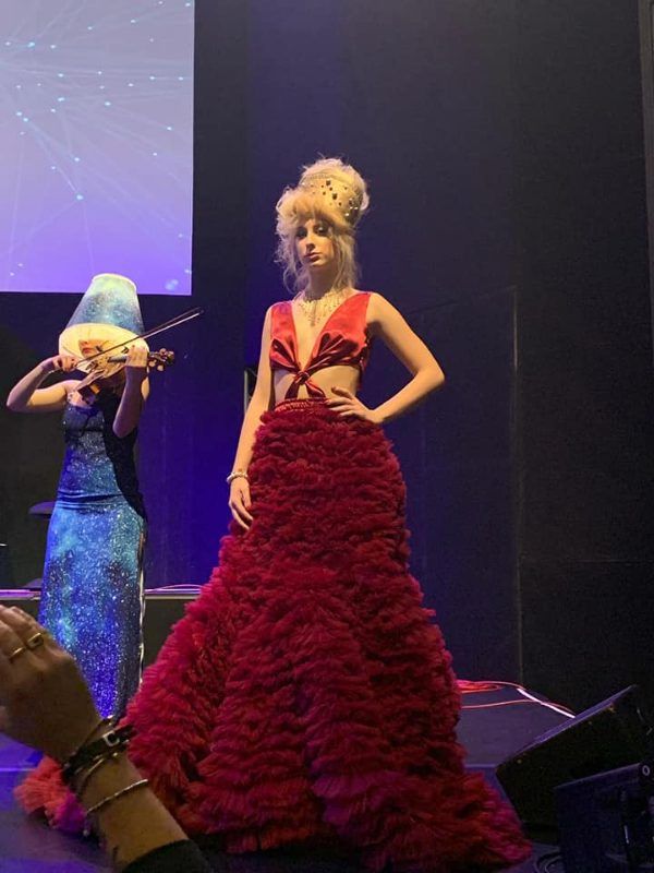 una donna con un vestito rosso durante una sfilata di moda