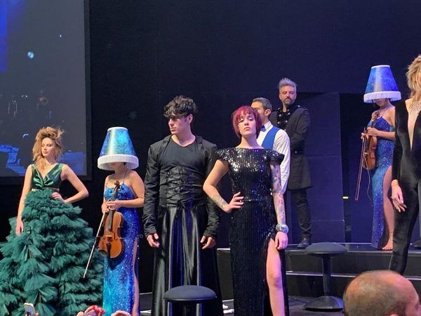 sfilata di moda con abiti di haute couture