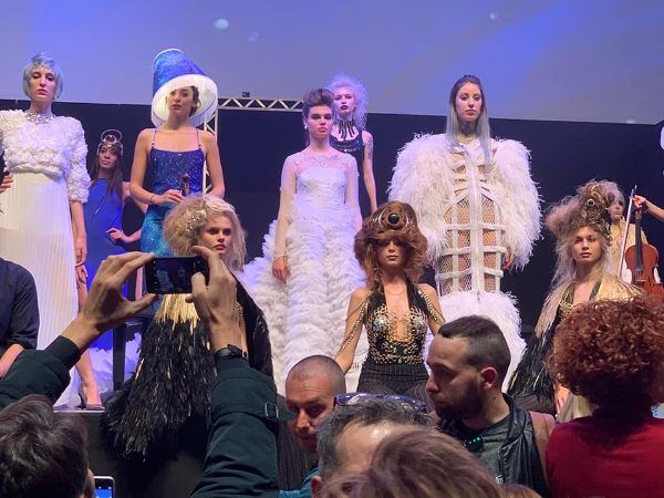 modelli con abiti di haute couture per una sfilata