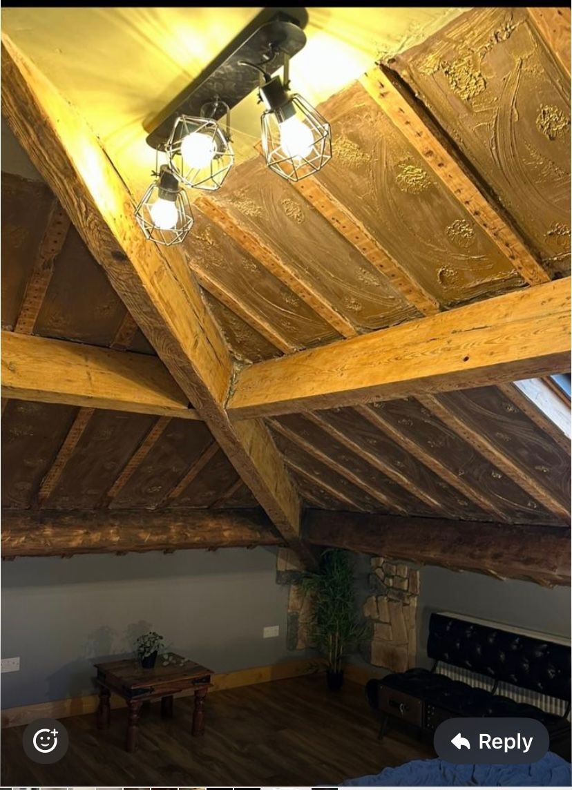 A room with a wooden ceiling and a reply button