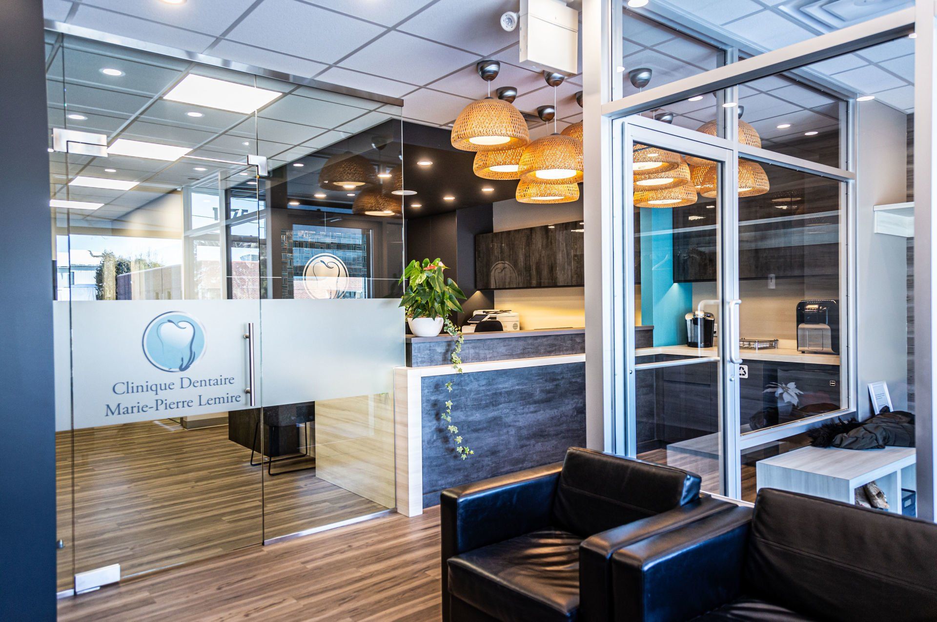 salle d'attente avec mur vitrés