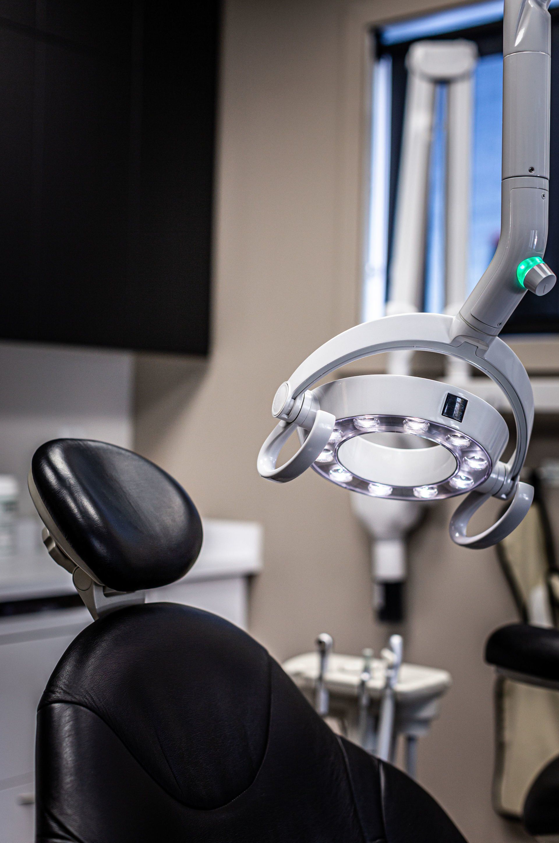salle d'examen avec chaise en cuir noir