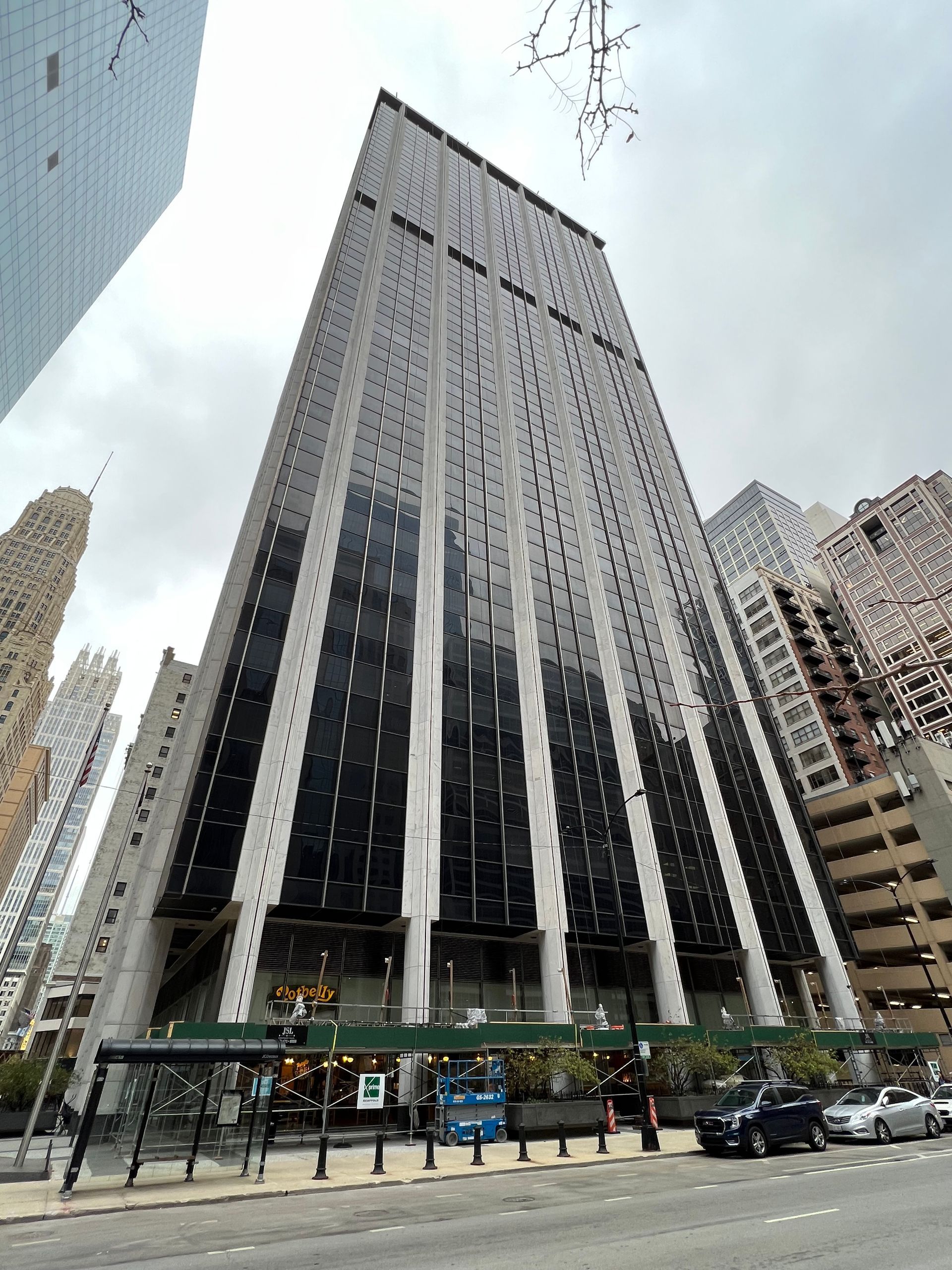 A tall building is sitting on the side of a city street.