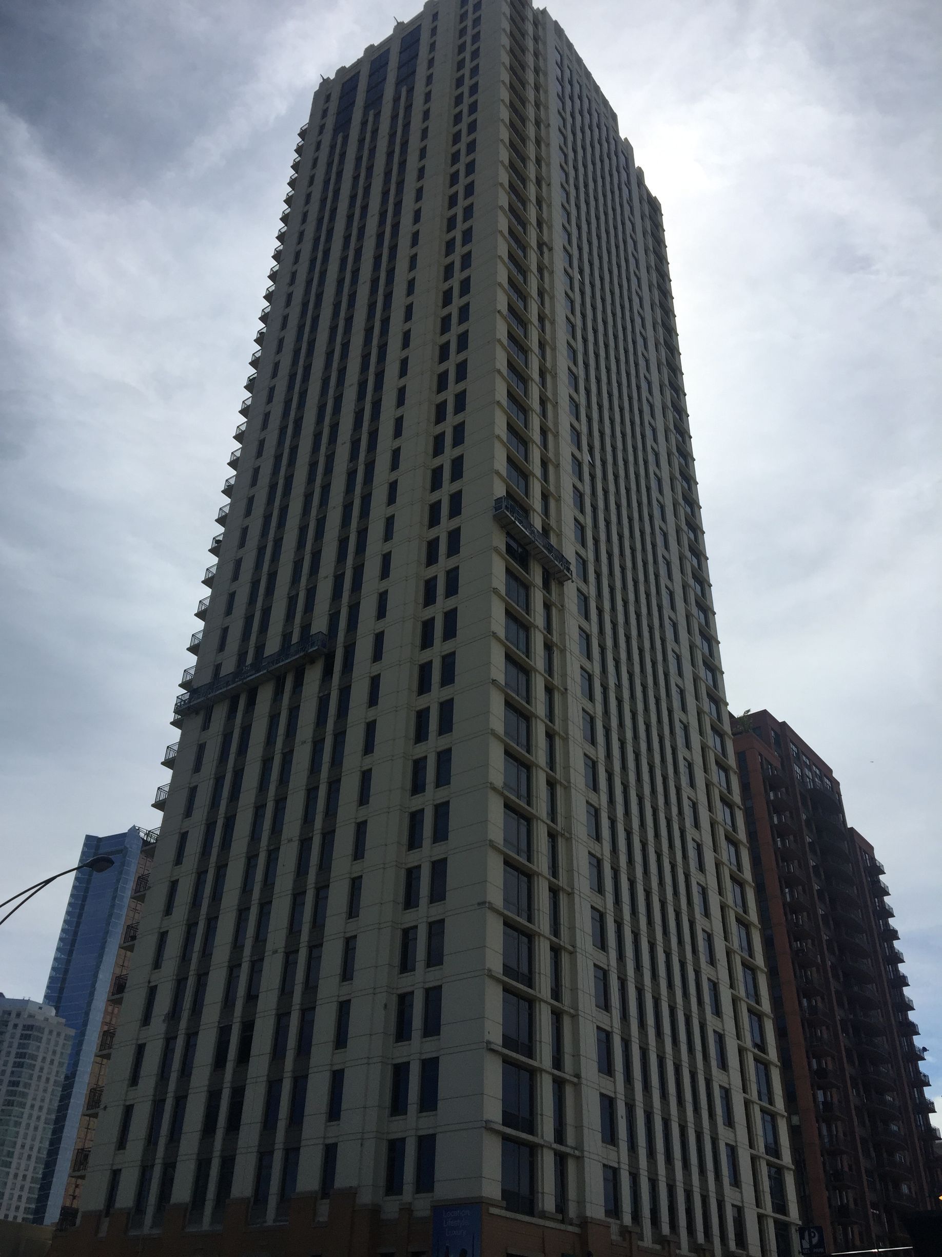 A tall building with a blue sky in the background