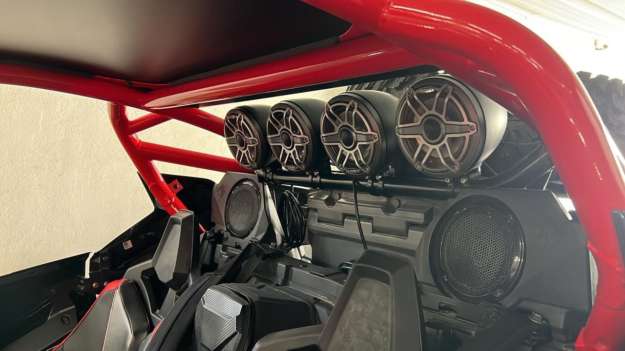 Un Can-Am Maverick X3 con un montón de altavoces en la parte trasera.