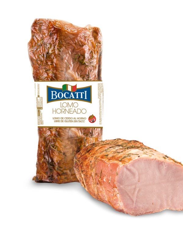 Un trozo de jamón está al lado de un paquete de jamón.