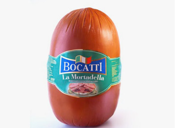 Un trozo grande de jamón bocatti mortadela