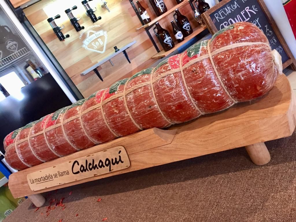 Un gran trozo de carne está sobre una mesa de madera.