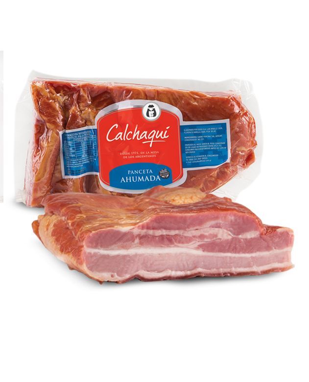 Un trozo de tocino está al lado de un paquete de tocino.