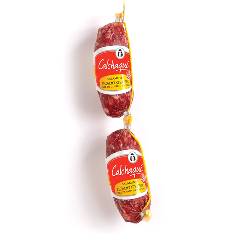 Dos salchichas con etiquetas que dicen calchaqui