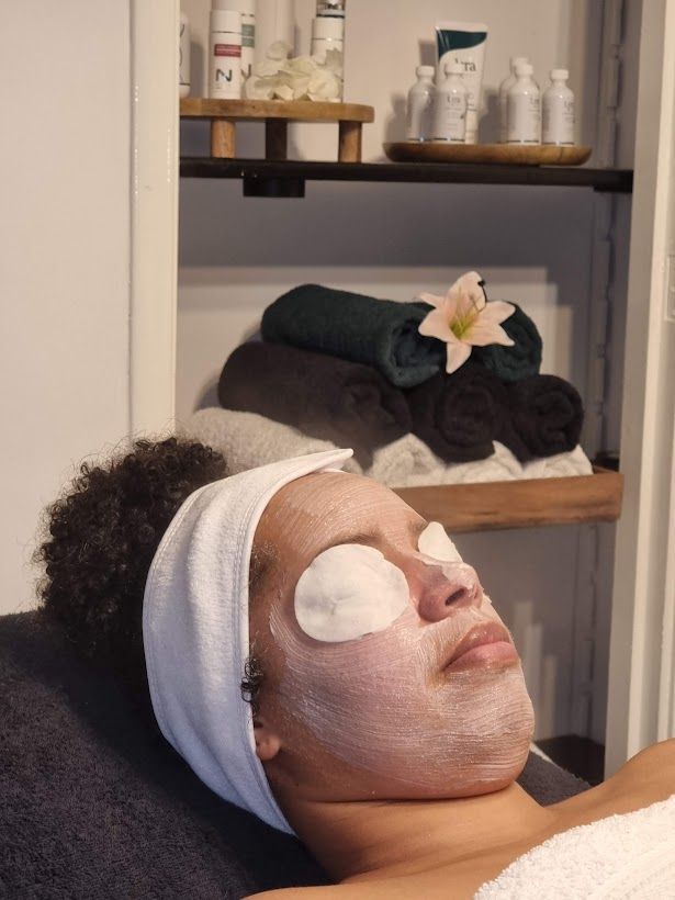 Gezichtsbehandelingen bij Mixed Skins Clinic voor huidverbetering en huidverzorging.