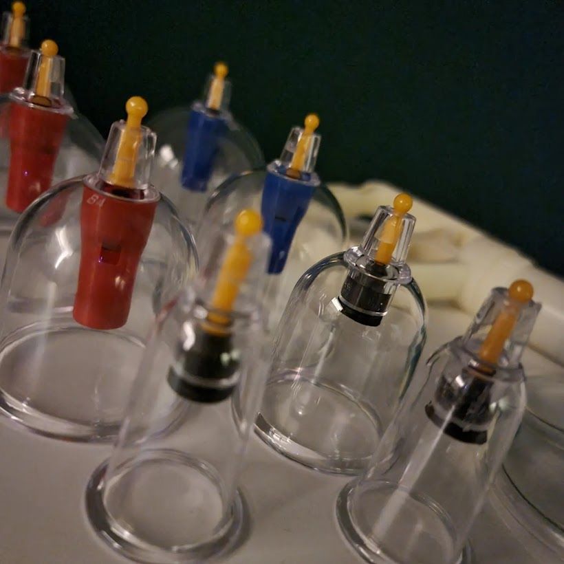 Er worden plastic cups op de huid gezet wordt de huid vacuüm getrokken voor een betere doorbloeding en verklevingen.
