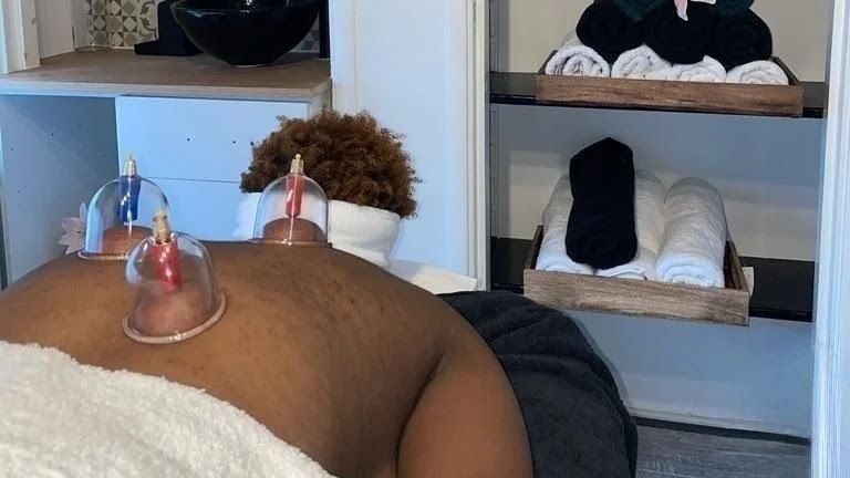 Er worden plastic cups op de huid gezet wordt de huid vacuüm getrokken voor een betere doorbloeding en verklevingen.