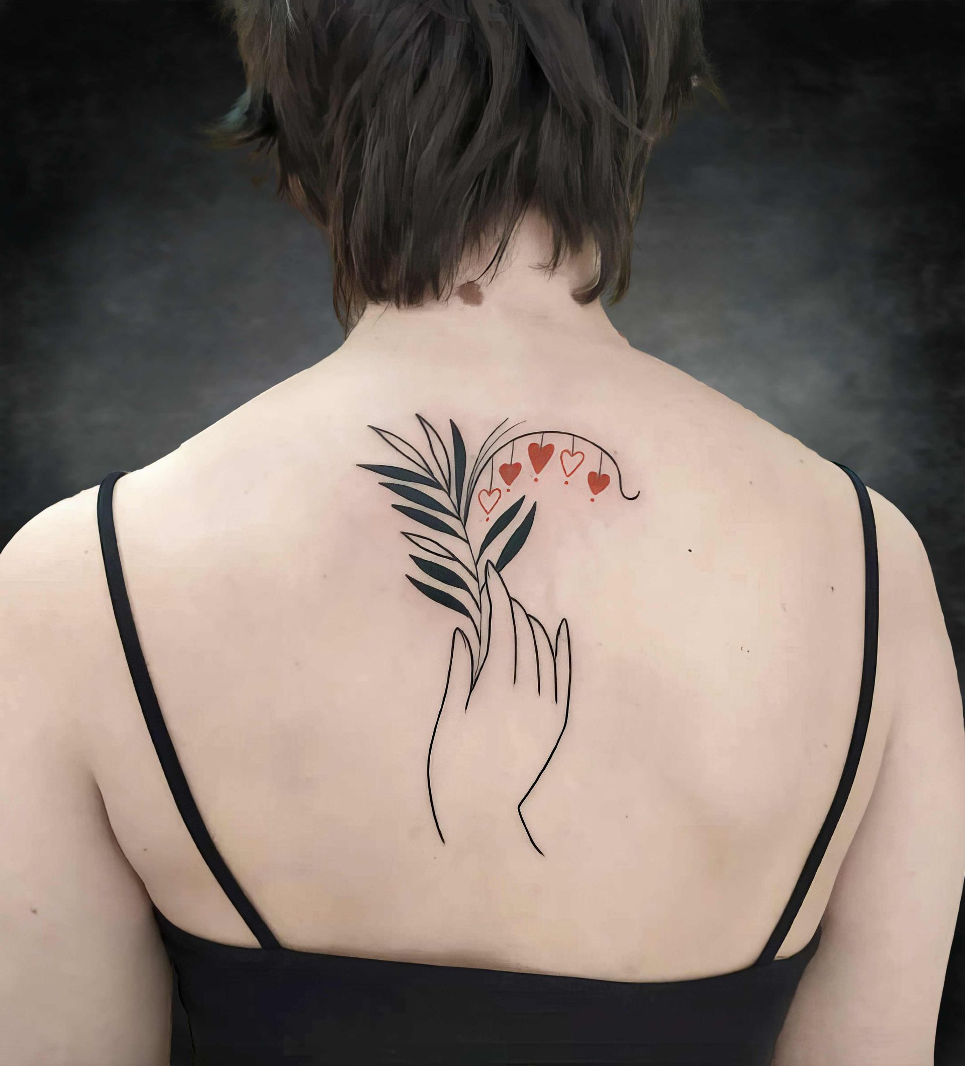 Une femme a un tatouage de fleur dans le dos
