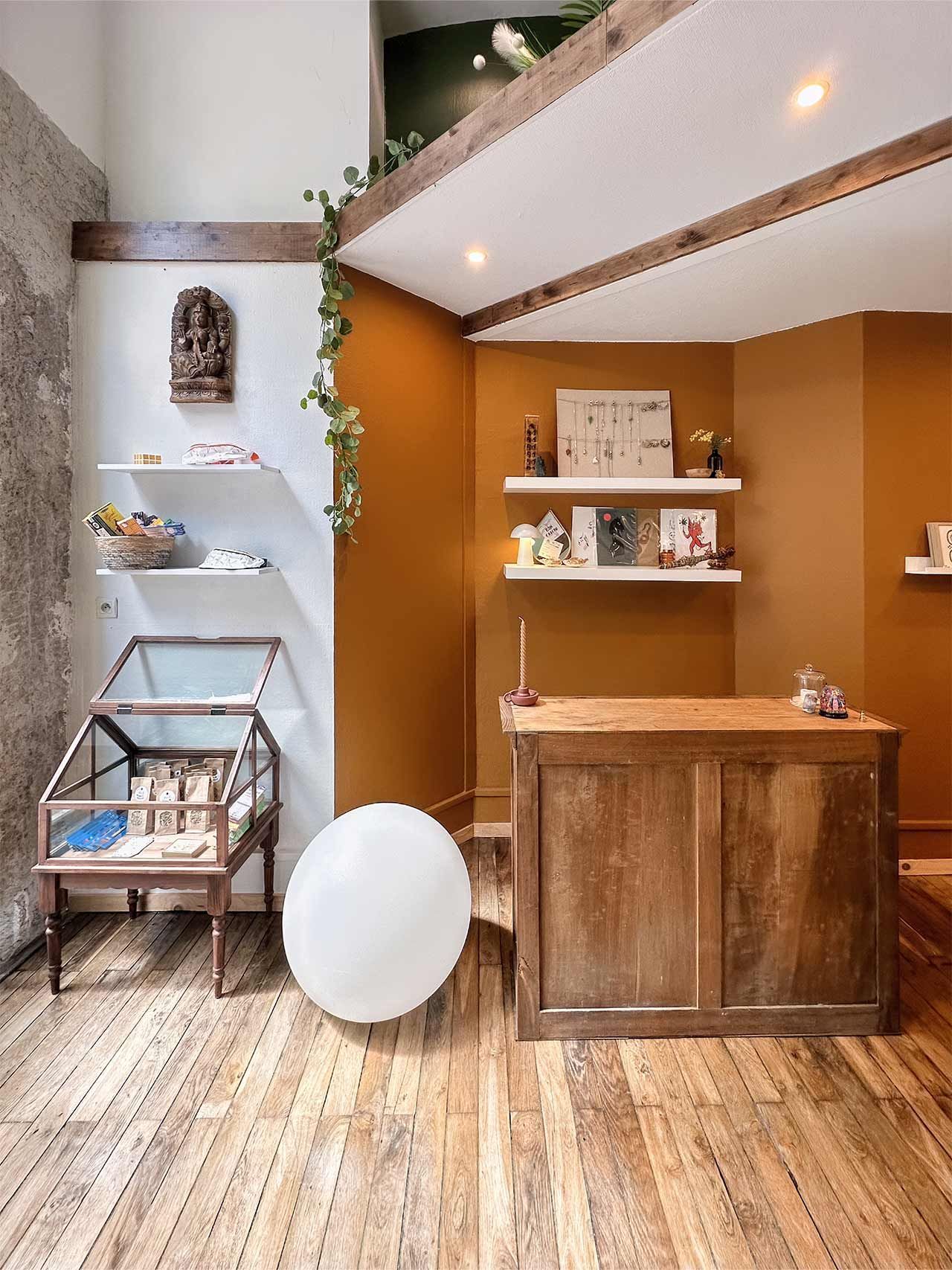 Une pièce avec une vitrine et une statue au mur.