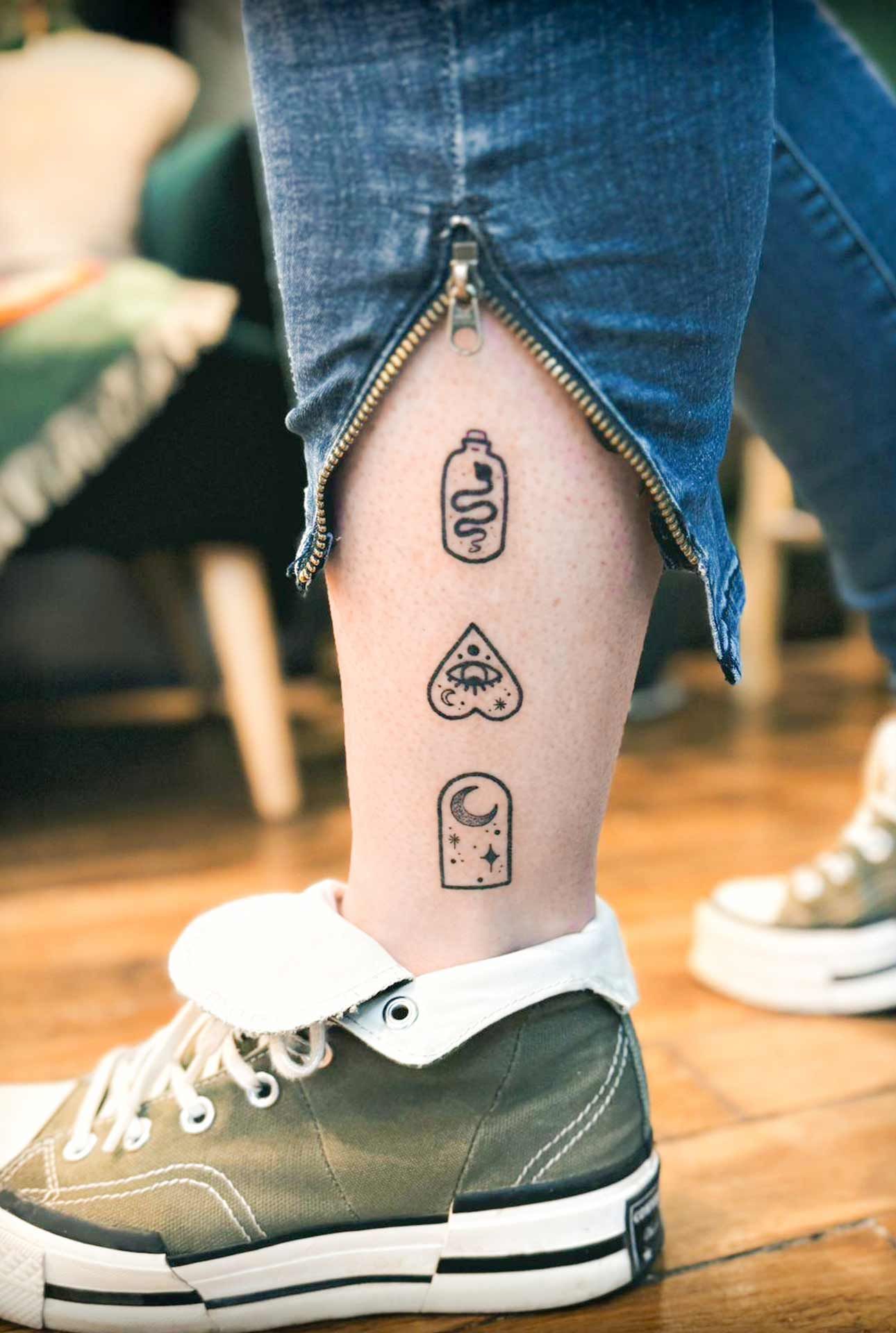 Un gros plan de la jambe d'une personne avec un tatouage dessus.