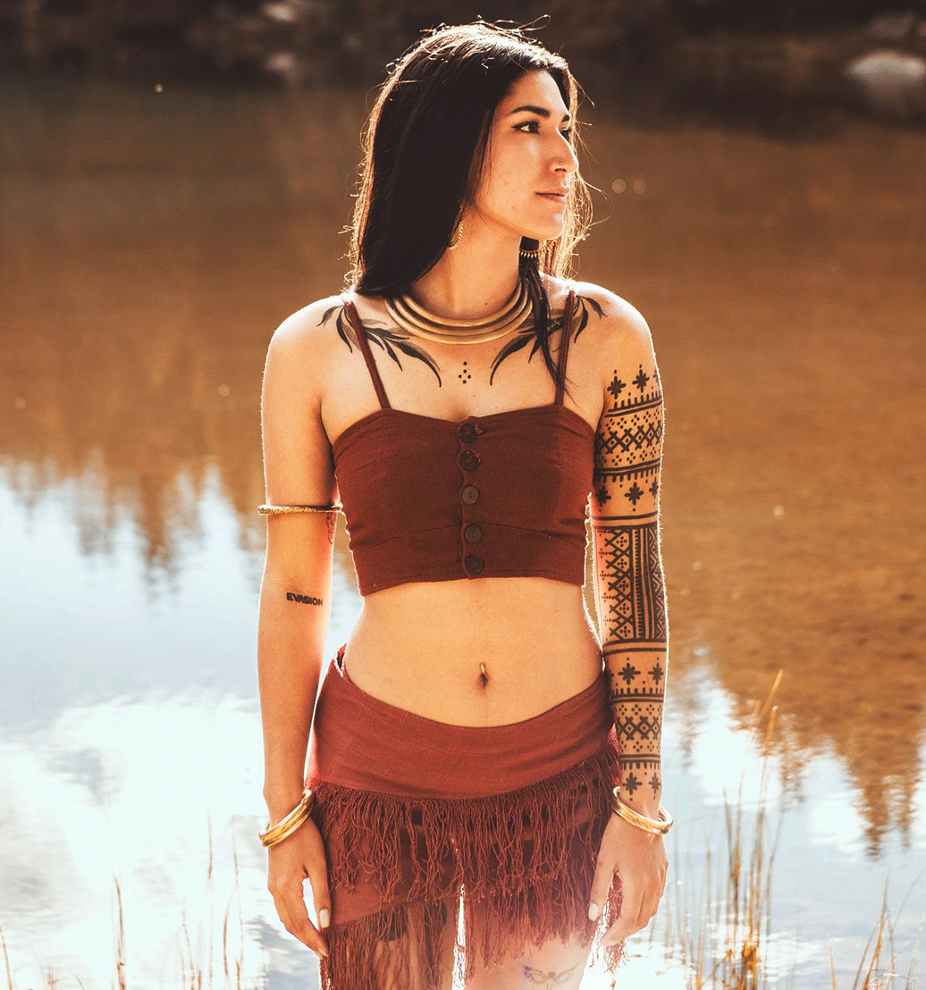 Une femme en chemise bleue sourit à la caméra.