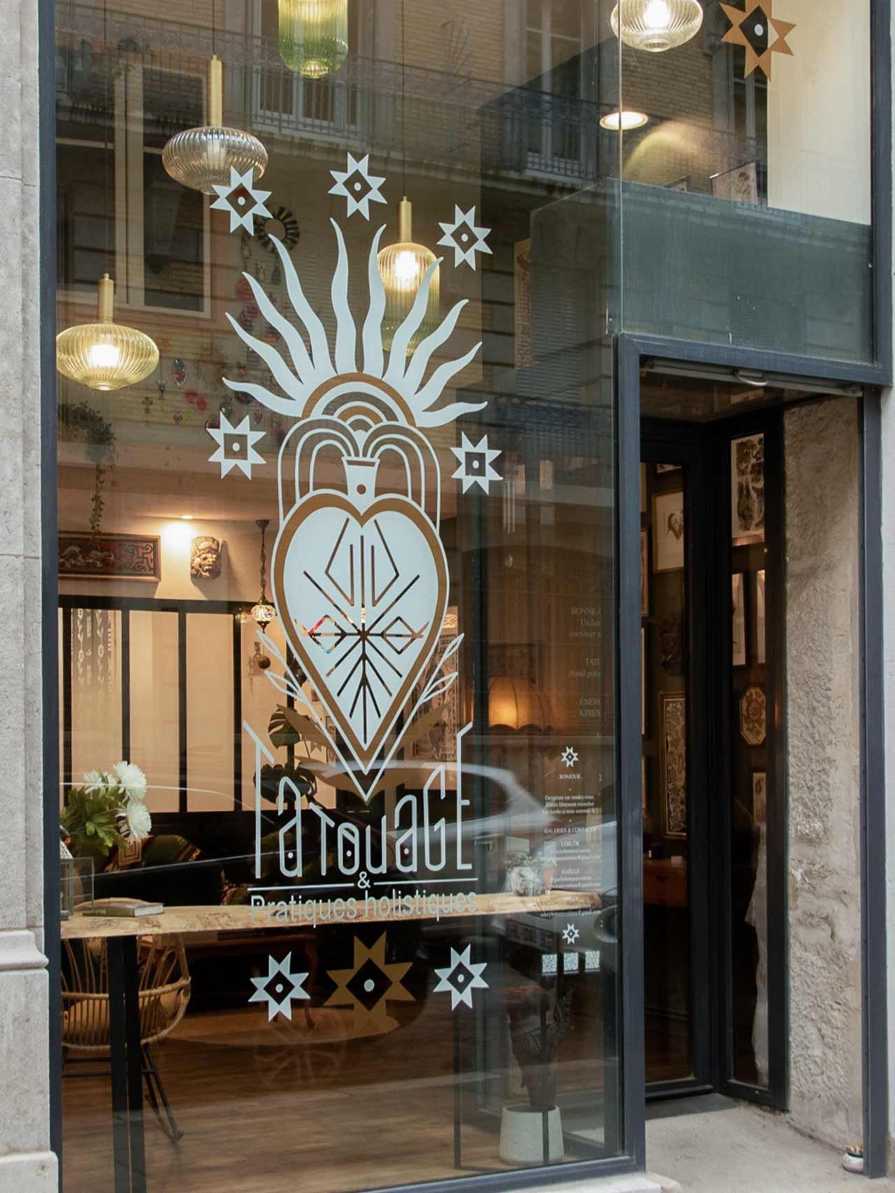 Une devanture de magasin avec un cœur et des étoiles dessus