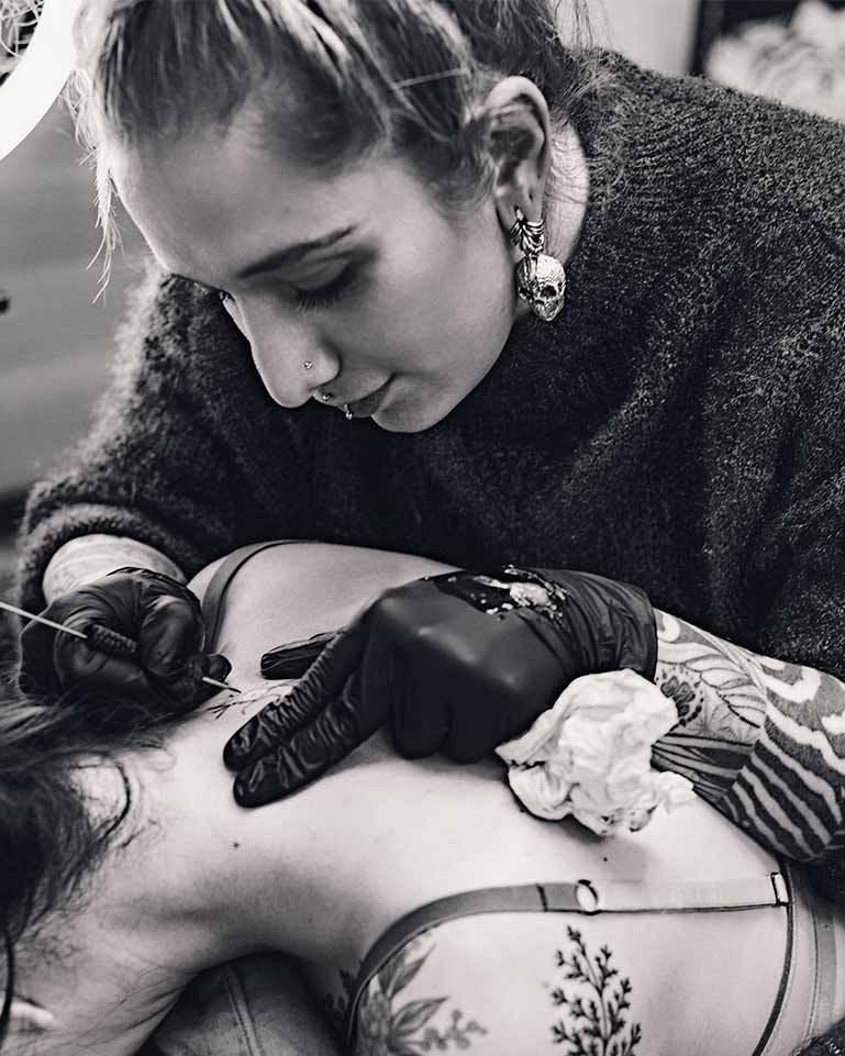 Le Tattoo Rituel est un rite initiatique où chaque tatouage handpoke, orné de sigils ou de symboles anciens, s’accompagne d’un temps d’intégration. Plus qu’un simple marquage, c’est un passage vers une reconnexion profonde à soi.