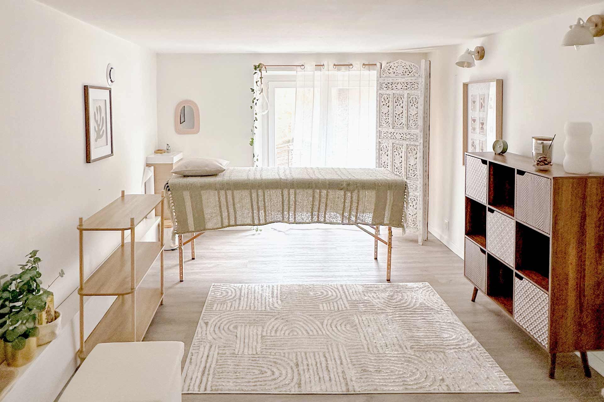 Il y a une table de massage au milieu de la pièce.