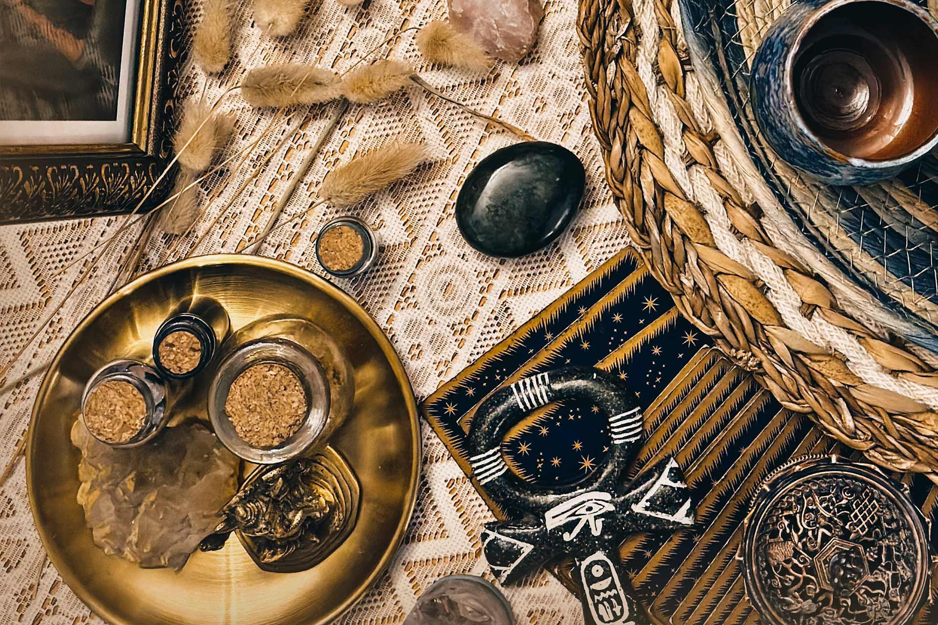 Une table surmontée d'une variété d'objets et d'un cadre photo.