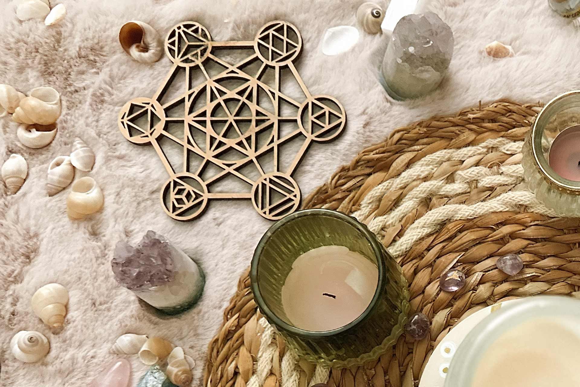 Un bougeoir en bois est posé sur un tapis en osier à côté d'une bougie.