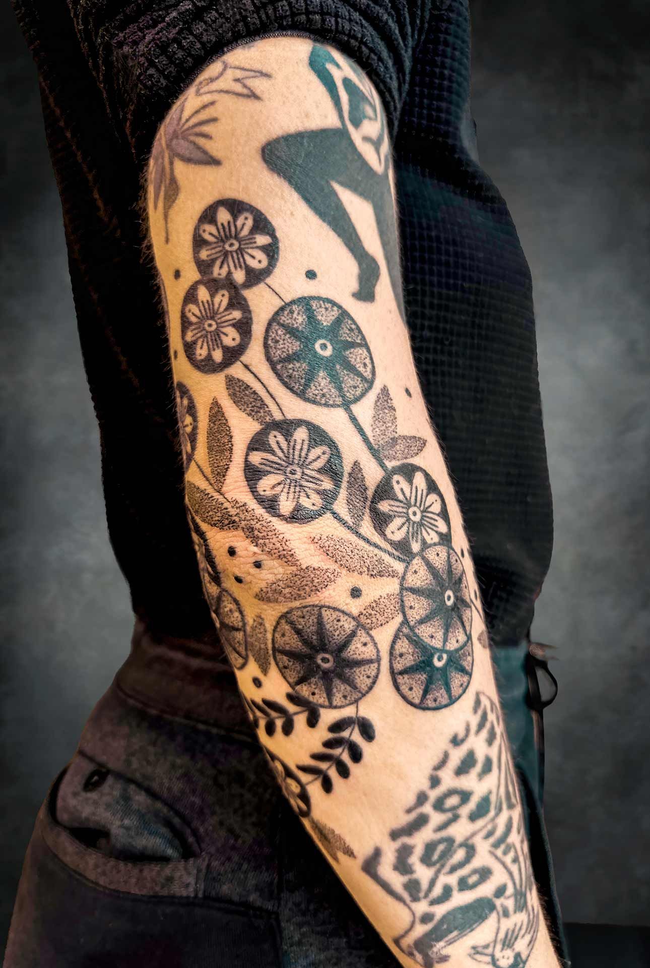 Une personne avec beaucoup de tatouages ​​​​sur le bras.