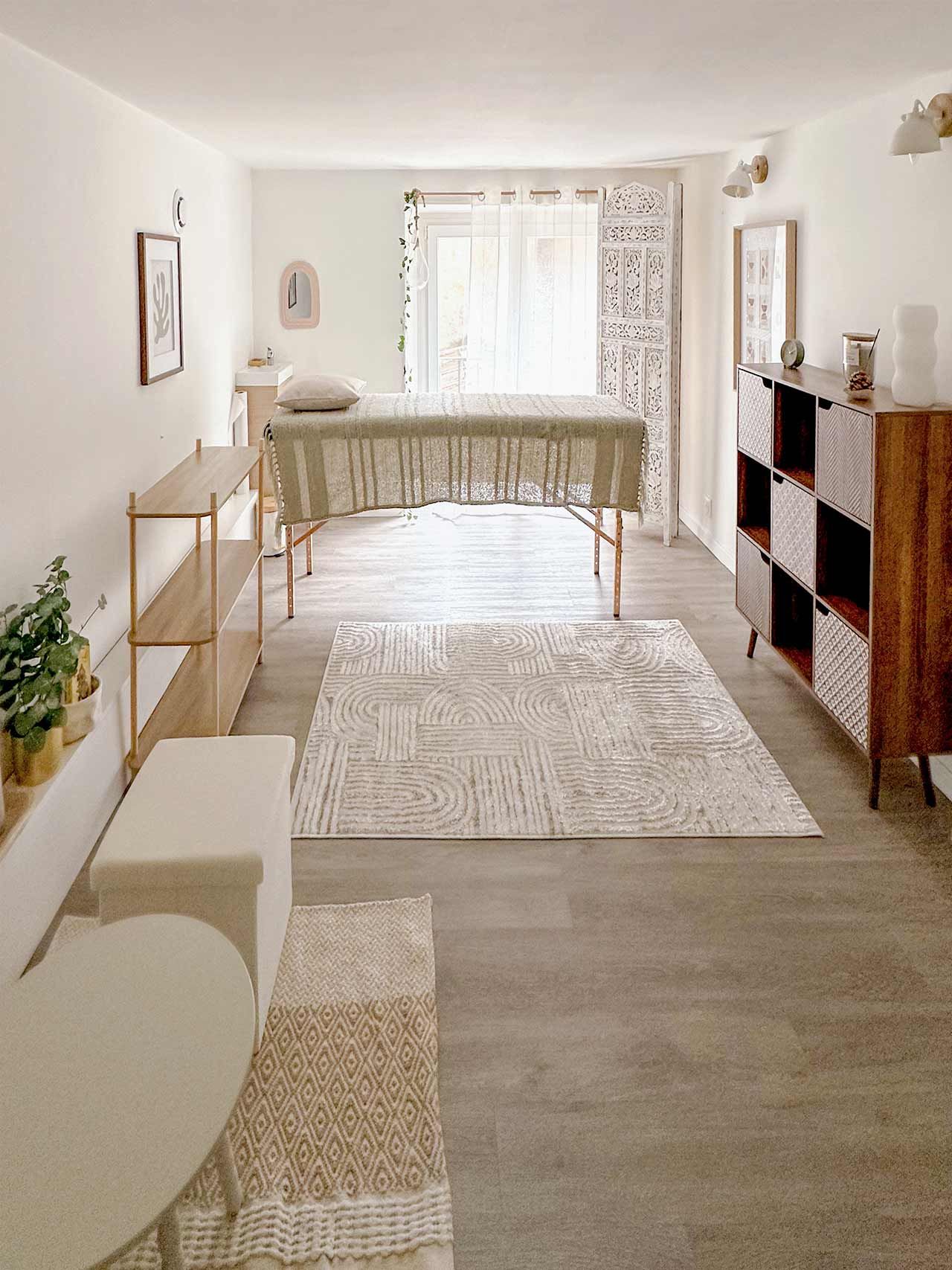 Avec une lumière naturelle et tamisée pour l’ambiance, la salle L’Etoile du Nord est mise à disposition pour les praticiens en bien et mieux être qui recherche un cocon délicat, aérien et bienveillant pour prodiguer leurs soins et leur savoir faire.