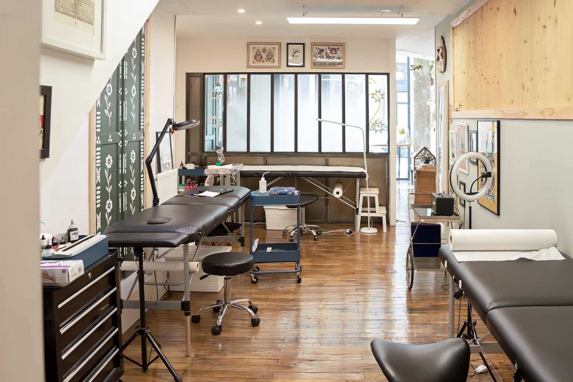 Une pièce avec beaucoup de tables et de chaises