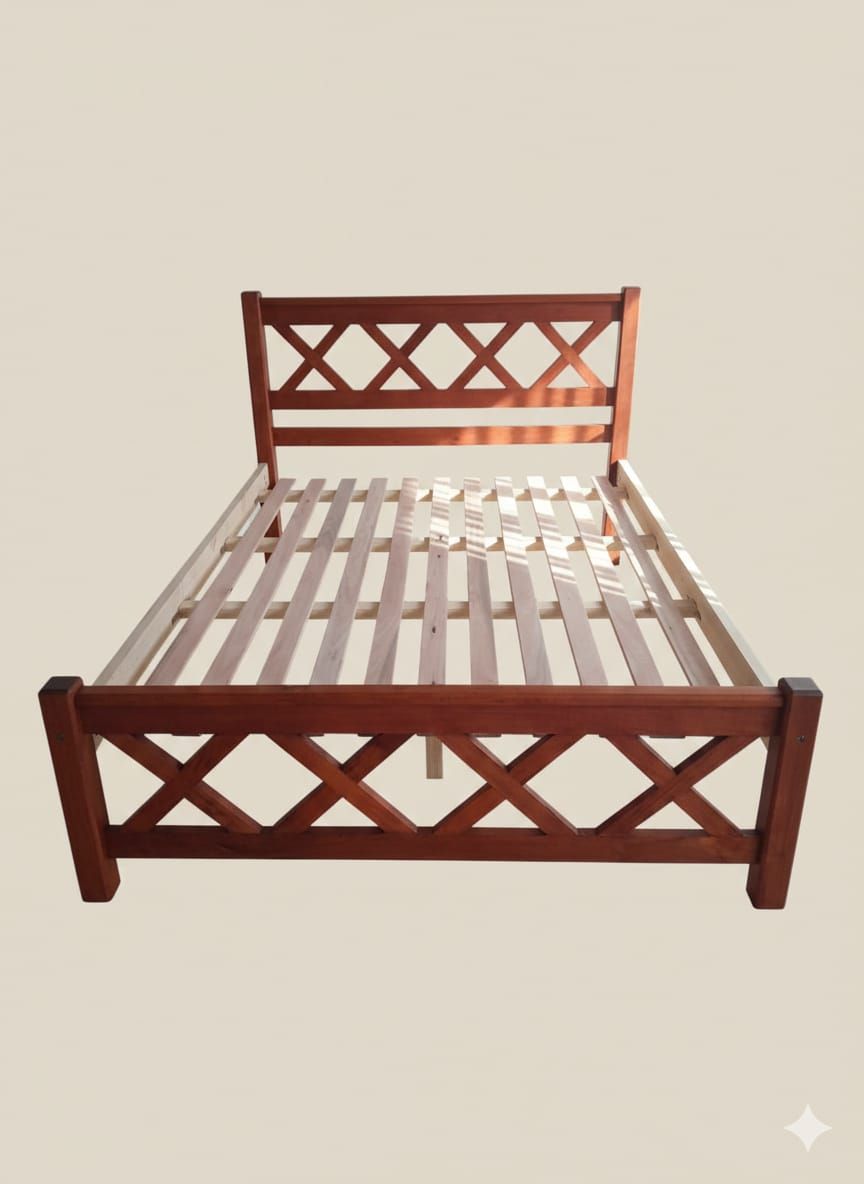 Estructura de cama de madera con diseño en forma de X en cabecera y pie de cama, cama vacía.