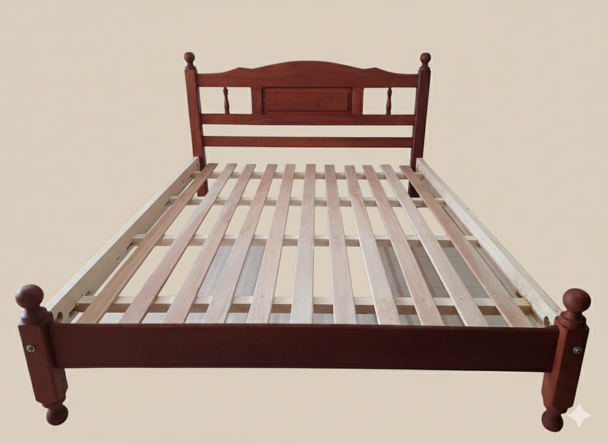 Estructura de cama de madera con cabecero y piecero de color marrón rojizo y base de láminas de madera.