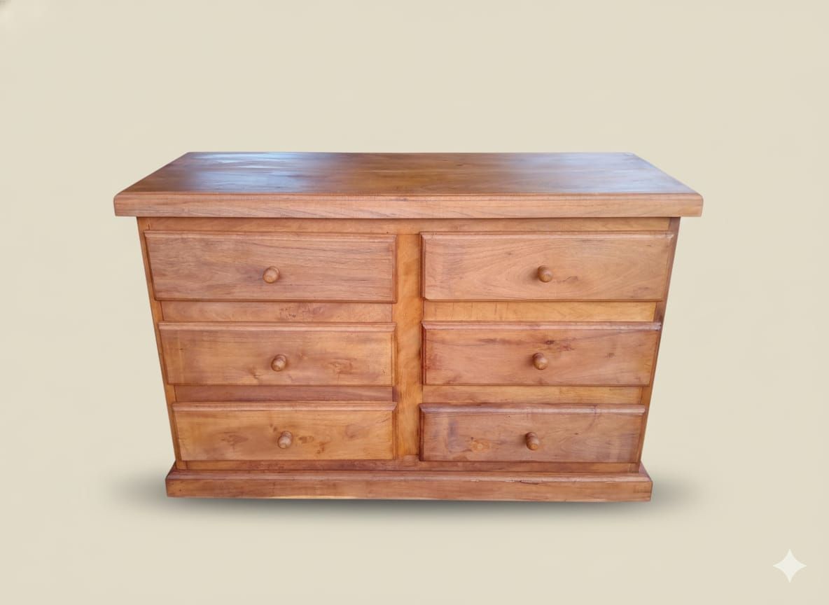 Cómoda de madera con seis cajones y tiradores redondos.