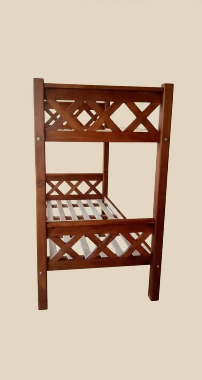 Litera de madera con detalles en forma de diamante, de color marrón, sobre un fondo claro.