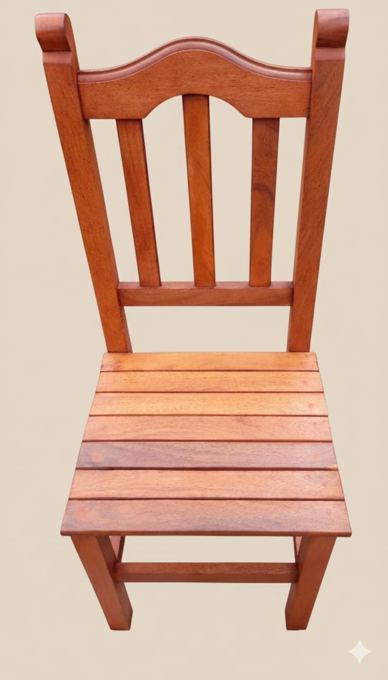 Silla de madera con asiento y respaldo de listones, sobre un fondo neutro.