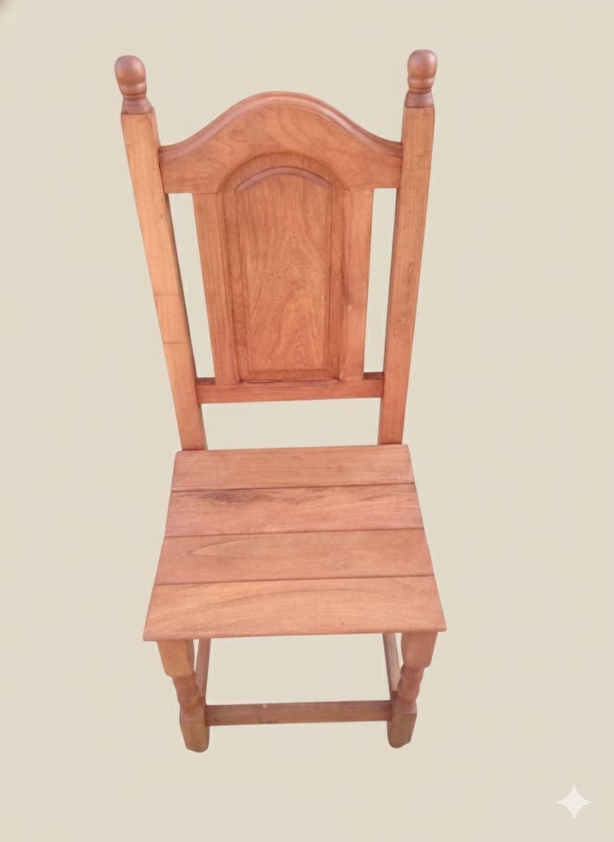 Silla de madera con respaldo alto, asiento y cuatro patas.