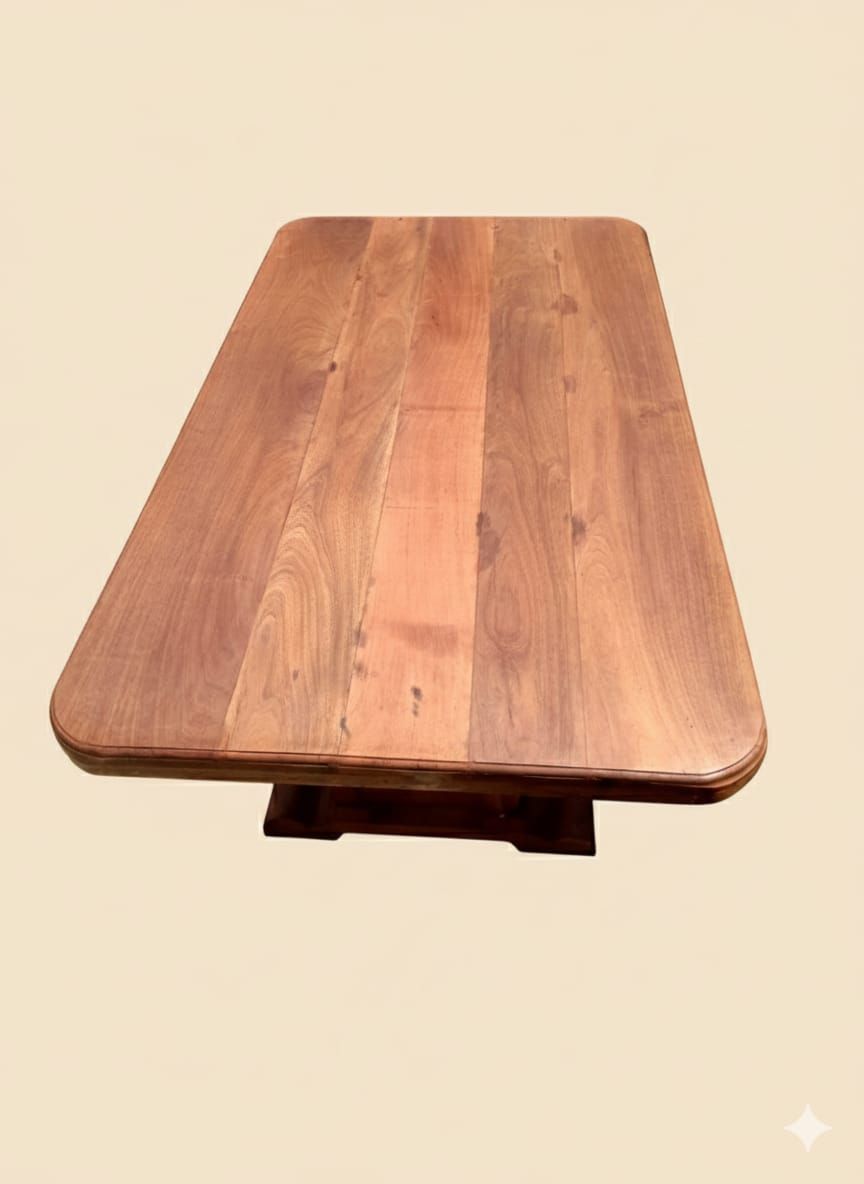 Mesa de comedor rectangular de madera con base de pedestal.