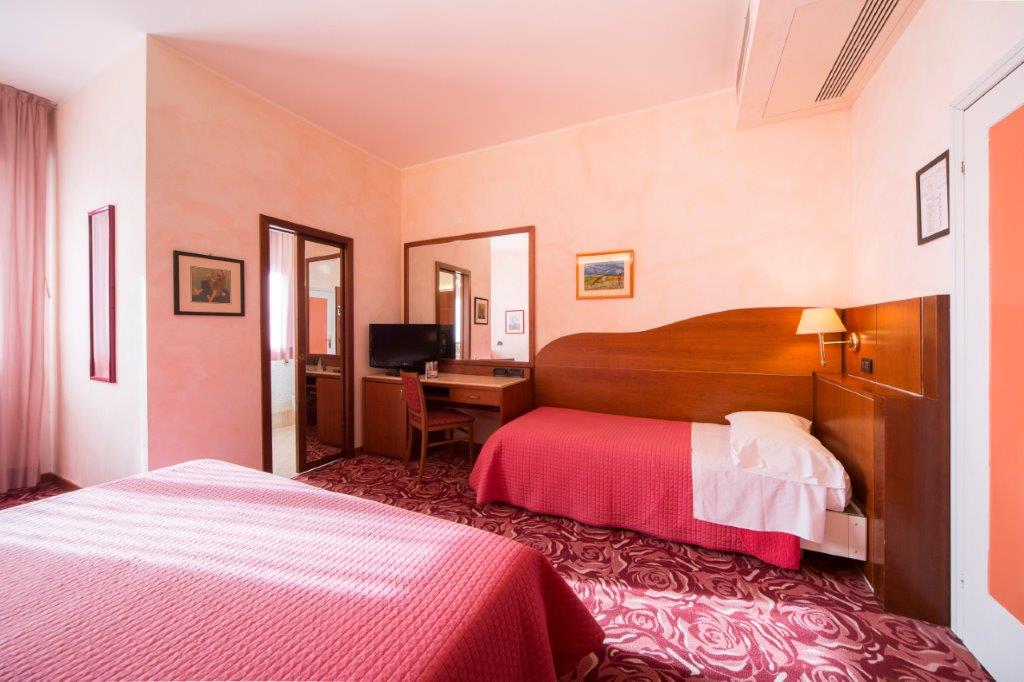 Camera hotel con due letti