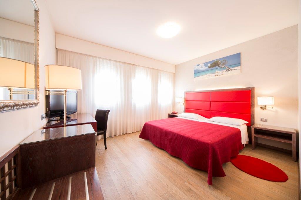 Stanza con letto matrimoniale