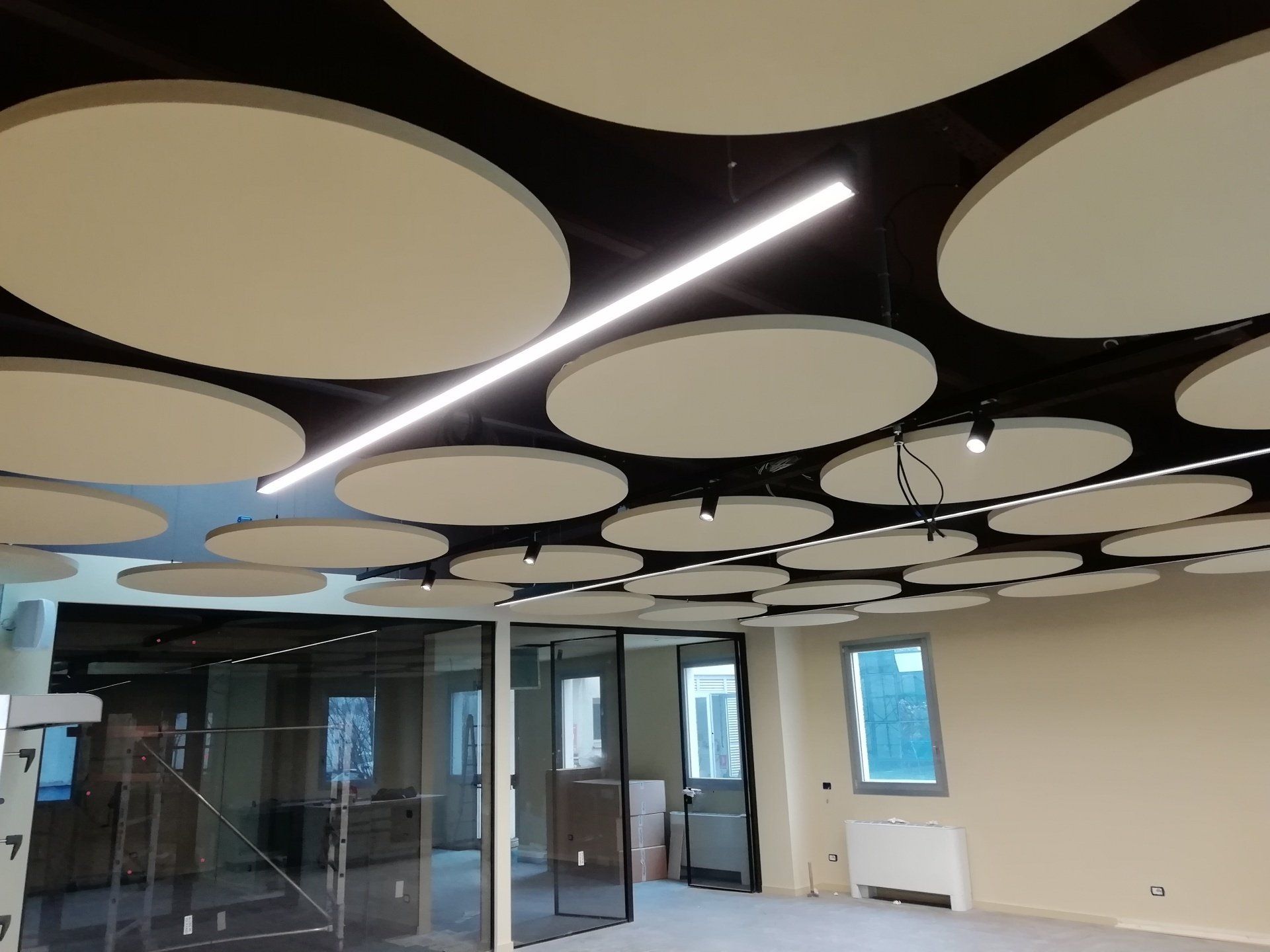 Elementi acustici sospesi di forma circolare