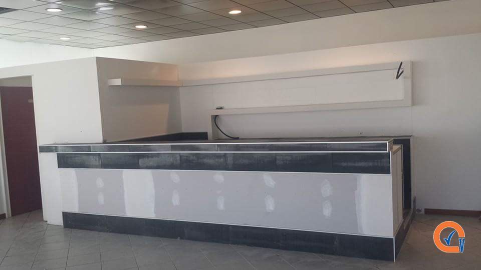 installazione di un bancone per bar