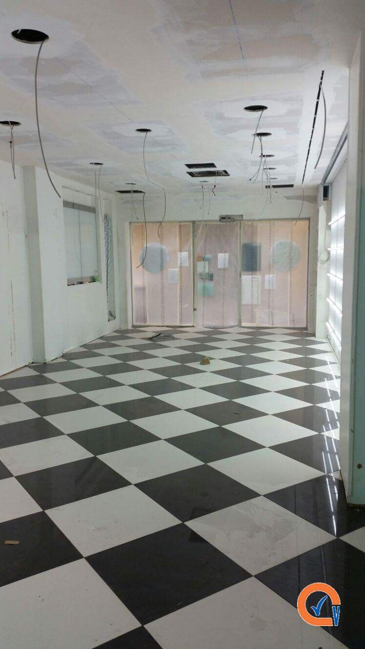 negozio con pavimento a quadri