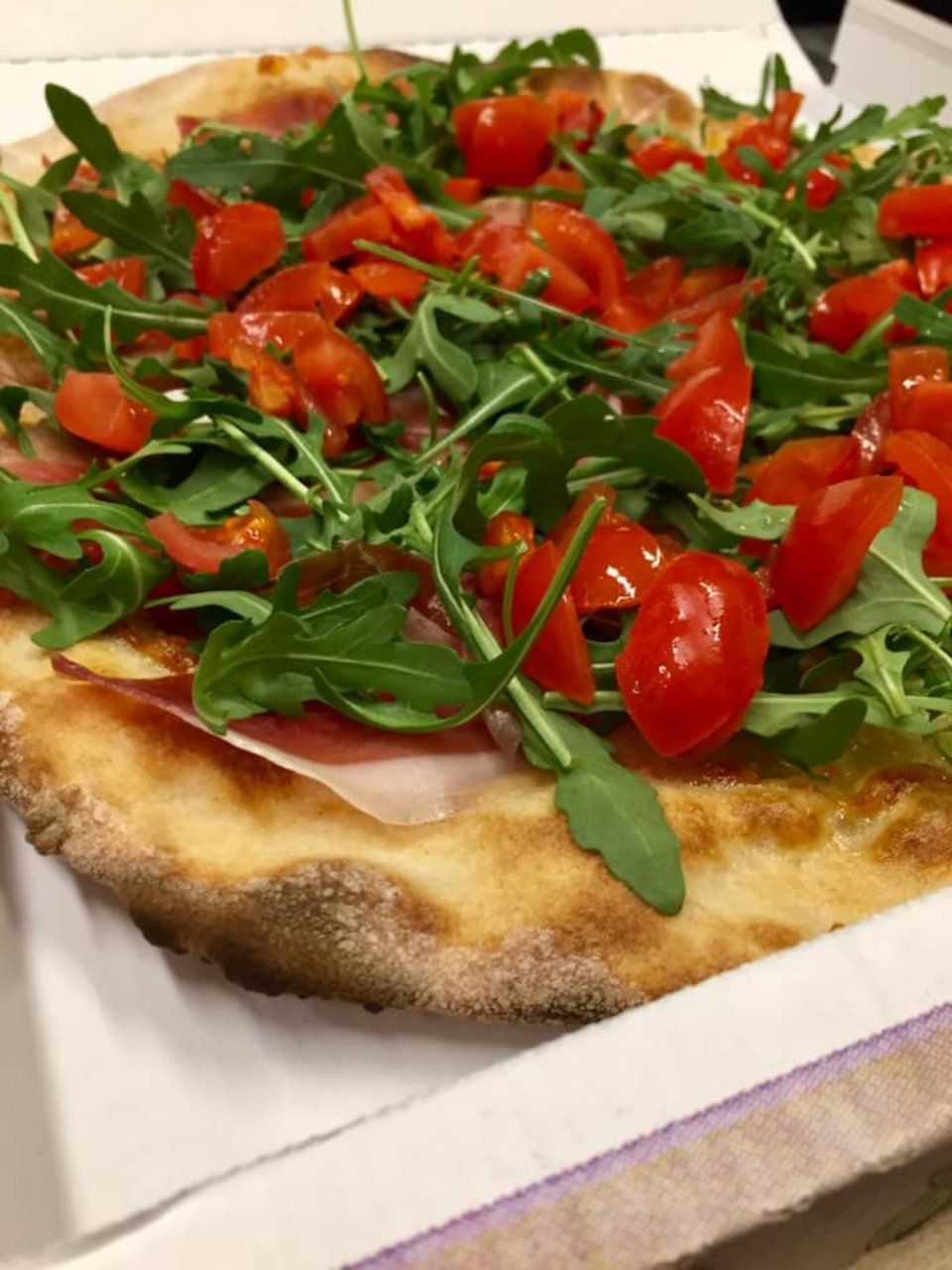 pizza con rucola e pomodorini