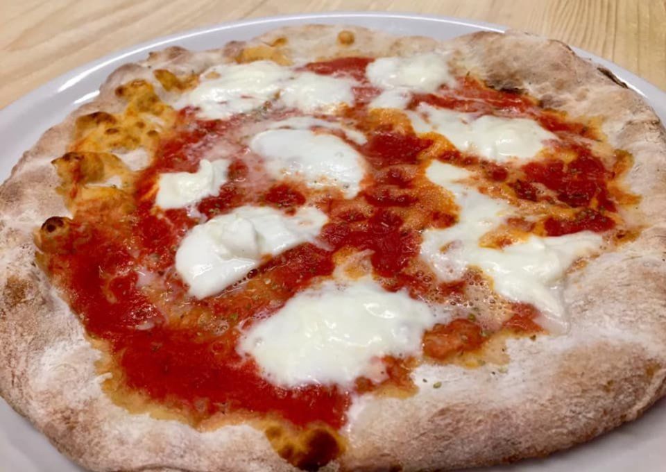 pizza margherita con mozzarella di bufala