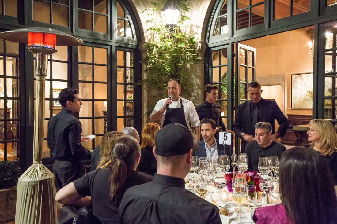 A group of people are sitting at a table in a restaurant.