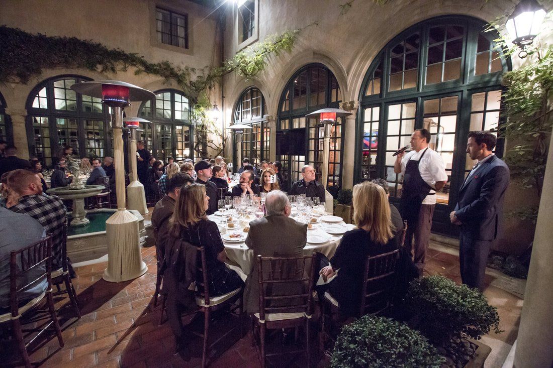 A group of people are sitting at tables in a restaurant.